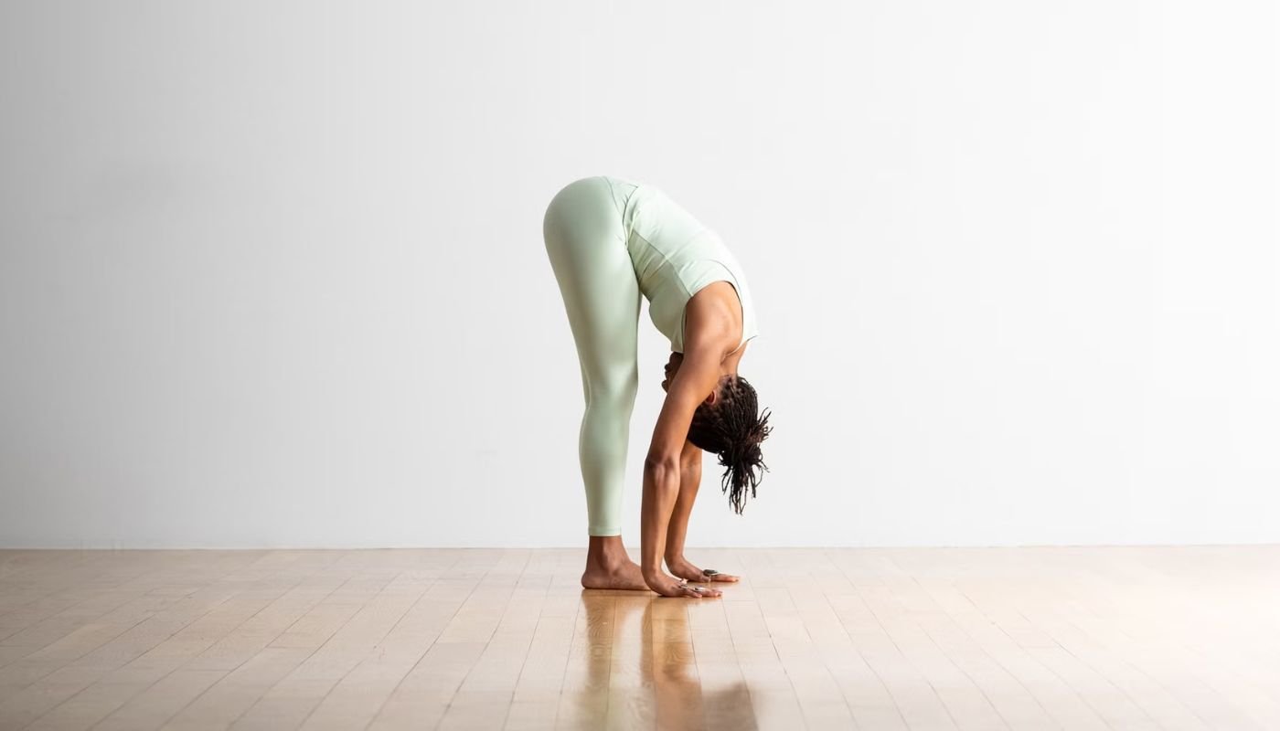 Uttanasana Pose Yoga Iniciante - Movie Fitness