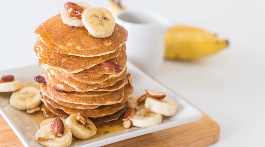 panqueca com banana e castanha