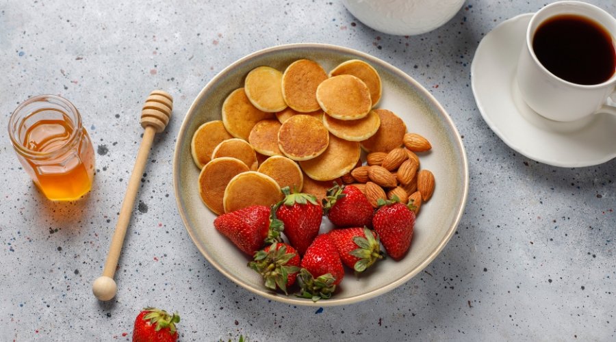 panqueca com morango e nozes