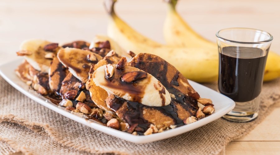 panqueca com chocolate banana e cafe