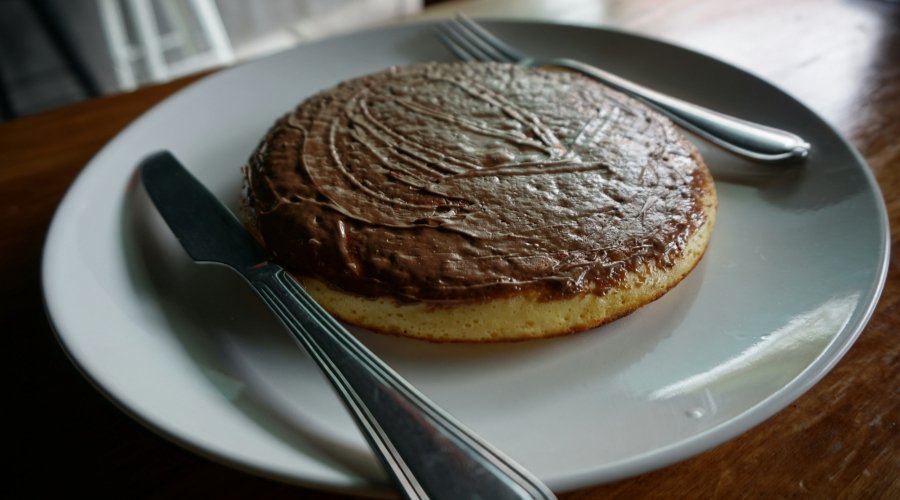 panqueca com chocolate em cima