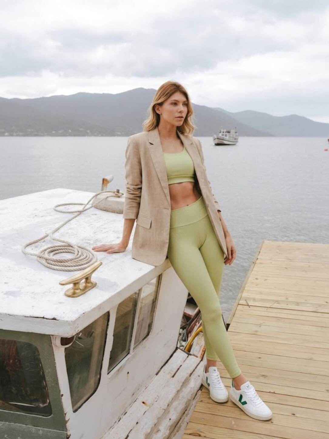 Look casual com legging canelada combinada com blazer e t&ecirc;nis