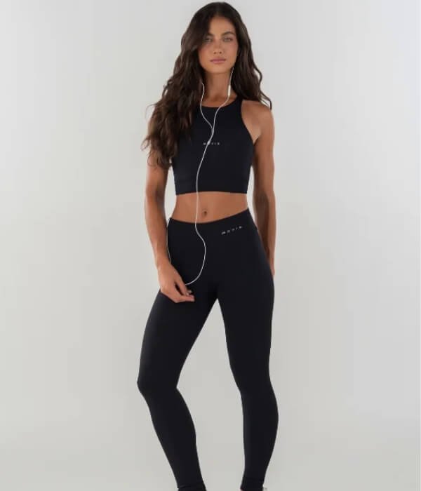 Detalhe de mulher vestindo legging fitness preta de cintura alta