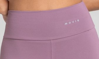 Mulher agachando com a legging de cintura alta Movie Fitness