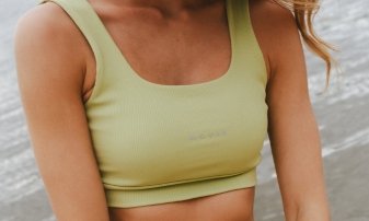 Legging de yoga opaca em flex&otilde;es e posturas profundas